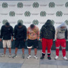 Siete de los capturados, custodiados por policías.