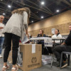 Una mujer depositando su voto 