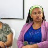Foto de dos mujeres en una charla ciudadana en Bogotá.