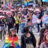 Imagen de personas marchando en una marcha LGBTI por las calles de Bogotá