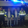 Foto de dos capturados junto a dos policías