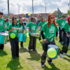 Foto que muestra personas tocando tambores en un parque 
