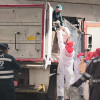 Foto que muestra personas recolectando residuos en una volqueta