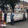 Foto que muestra personas colocando residuos en un ecopunto 