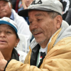 Imagen de un hombre y una mujer viendo el celular