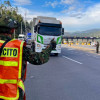 Un soldado del ejército en una vía de Cundinamarca regulando el tráfico