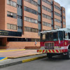 Camión del Cuerpo de Bomberos de Bogotá frente a la Sede Habitacional Cristóbal Colón del Ejército Nacional.