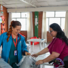 Foto de funcionarios del Distrito apoyando a un ciudadano 