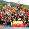 Equipo Bogotá celebra campeonato de patinaje con trofeo y bandera en pista