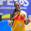 Yelena Restrepo sostiene medallas en campeonato de levantamiento de pesas en Palmira