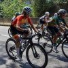 Ciclista del Equipo Bogotá pedalea en pelotón en segunda etapa de la Vuelta a Colombia Femenina 2026