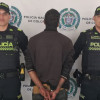Dos policías con una persona capturada