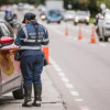 Foto de una Agente Civil de Tránsito en una vía de Bogotá.