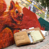 Sillón y escritorio usados, arrojados en el espacio público