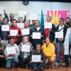 Imagen de los exhabitantes de calle con el diploma en mano