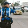 Foto de un agente de tránsito en una vía de Bogotá