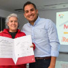 Foto que muestra dos personas sonriendo 