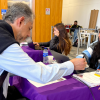 Foto de un ciudadano en una feria de empleo