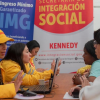 Imagen de funcionarios y personas hablando en la feria de servicios