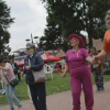 Foto de un grupo de ciudadanos bailando en un parque en Bogotá