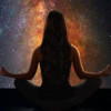 Imagen de una mujer de espaldas haciendo yoga con fondo del universo