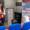 Foto de una mujer hablando con pensionados