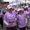 Foto de un grupo de mujeres con camiseta rosadas