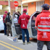 Gestores de convivencia inspeccionando carros.