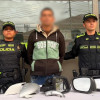 Hombre capturado en CAI San Luis, en medio de dos policías, con las autopartes robadas encima de una mesa.