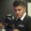 Imagen de un niño con una cámara de video