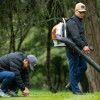 Personal realiza labores de mantenimiento en campo de golf del Parque La Florida