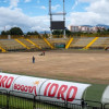 Estadio Metropolitano de Techo con grama en mantenimiento y tribunas vacías