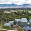 Vista aérea Jardín Botánico Bogotá con vista hacia el Tropicario y la ciudad de fondo