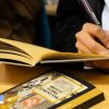 Imagen de una persona escribiendo a mano en un cuaderno.