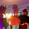 Imagen de un equipo de artistas preparándose para una obra de teatro.
