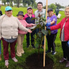 Grupo comunitario participa en siembra de árbol joven durante jornada ambiental en parque de Kennedy