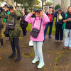Participantes observan aves con binoculares durante actividad comunitaria en parque de Bogotá