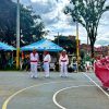 Foto de un grupo de ciudadanos bailando en un parque en Bogotá