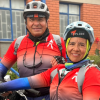 Foto de dos personas con casco