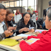 Imagen de personas hablando en una mesa 
