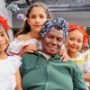 Imagen de una adulta mayor con varios niños y niñas