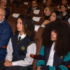 Estudiantes reunidos en un auditorio 
