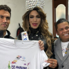 Foto de tres personas posando con una camiseta blanca