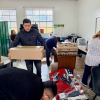 Foto de personas entregando ayudas a colegios de Bogotá
