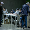 Personas ejerciendo su derecho al voto en Bogotá.