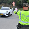 Policía de tránsito regulando el tráfico 