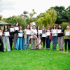 Grupo de participantes sostiene certificados tras formación en Jardín Botánico de Bogotá