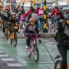 Foto de niños montando en bicicleta