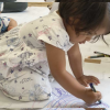 Imagen de una niña participando en la pintaton del programa Nidos.