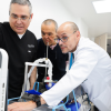 Foto de funcionarios de salud revisando equipos medicos 
